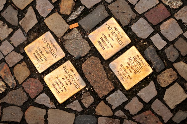 Pourquoi n’y a-t-il pas de Stolpersteine à Paris ?