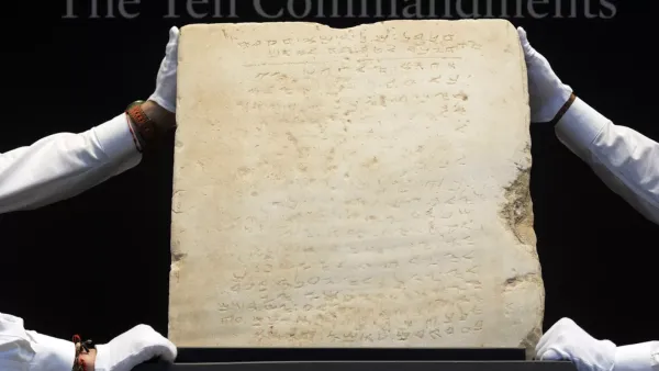 La plus ancienne tablette des Dix Commandements adjugée à plus de 5 millions de dollars lors d’une vente aux enchères.