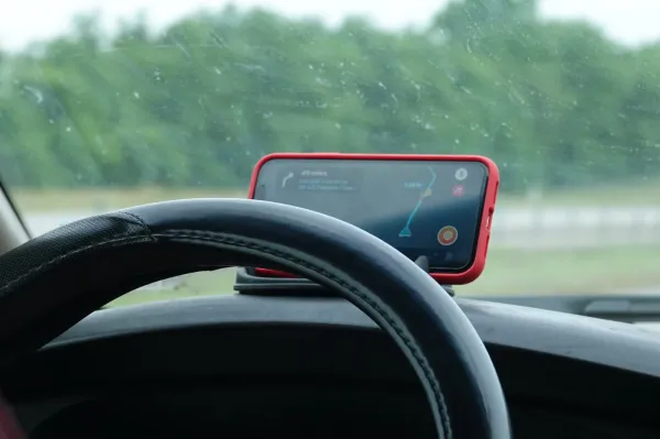Waze, inventé en Israël, n’indique plus que les radars fixes en France.