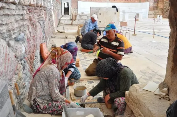 Turquie : des villageoises rénovent la plus grande synagogue du monde antique.
