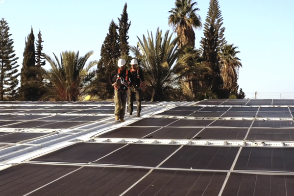 Amazon France s’équipe de panneaux solaires en Israël.