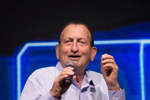 Le prochain Maire de Paris devra s’habituer au style de Ron Huldai, Maire éternel de Tel-Aviv.