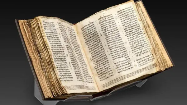 Au Musée du peuple juif de Tel-Aviv, une bible qui remonte au IXe siècle.