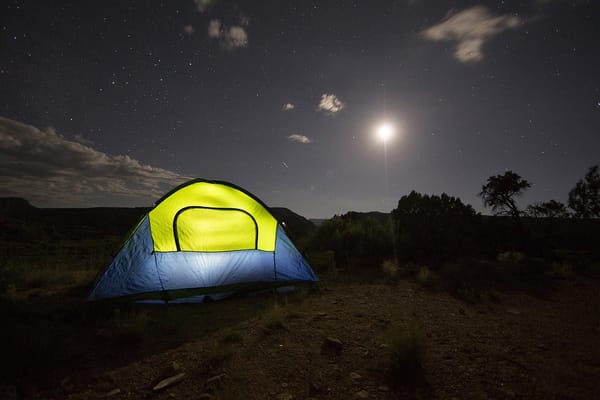 Des espaces tout équipés dédié au «glamping» éphémère en Israël? Pourquoi pas?