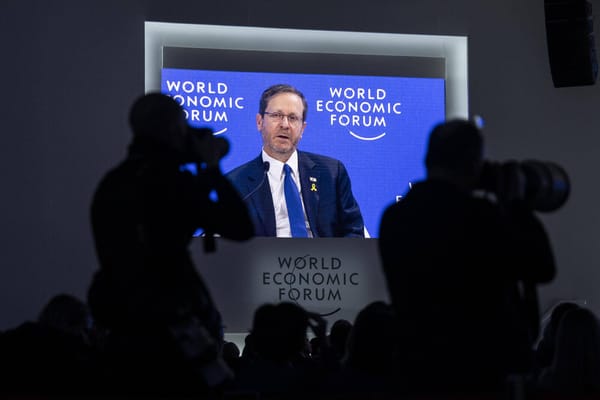 L’image du Jour. Le Président israélien Isaac Herzog à Davos. Une rencontre marquante avec le PDG de Nvidia.