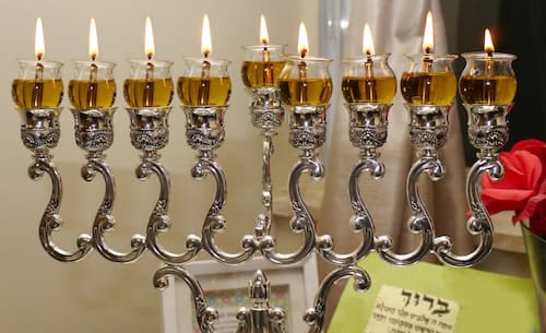 Hannouca, le Maroc et Israël. Allumage des bougies très symbolique.
