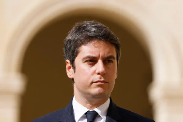 Gabriel Attal, son père Yves Attal (1948-2015), avocat et producteur de cinéma, descend d’une famille juive tunisienne.