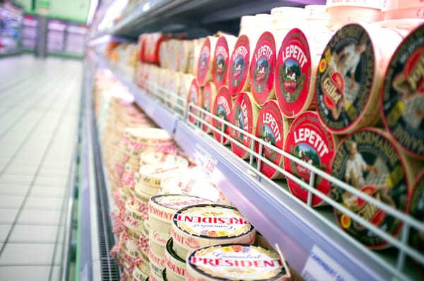Vu d’Israël. « Merci » à la réglementation européenne. L’emballage en bois du camembert va disparaître.