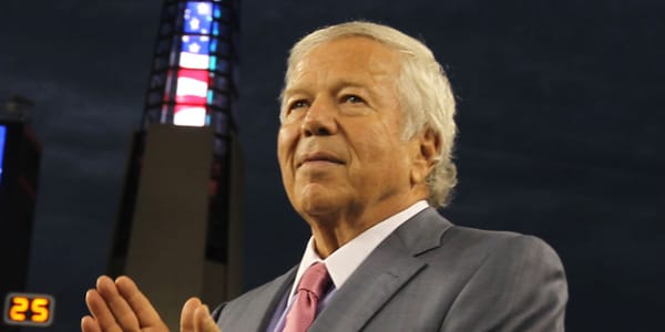 L’américain Robert Kraft donne un million de dollars à l’université Yeshiva pour aider les étudiants juifs menacés dans leurs établissements scolaires.