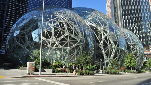 L’abandon du télétravail et le retour au bureau généralisé n’auront finalement pas lieu chez Amazon.
