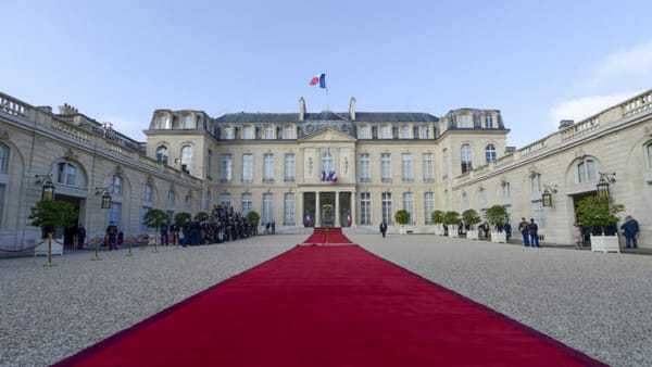 Bibi et Emmanuel Macron se sont chaleureusement salués sur le perron de l’Elysée.