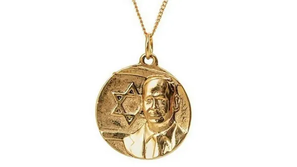 La « chaîne de loyauté » à Bibi est vendue en version or pour 99 shekels.
