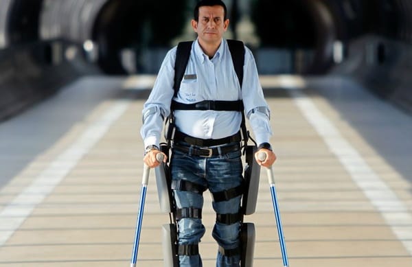 Un soldat israélien paralysé remarche grâce à l’exosquelette personnel ReWalk.