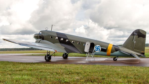 Etonnant : L’armée de l’air finlandaise supprime progressivement les croix gammées de ses avions.