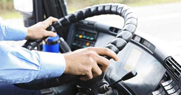 C’Israël. Un ado coincé dans la soute à bagages d’un bus. Le chauffeur ne s’est aperçu de rien.